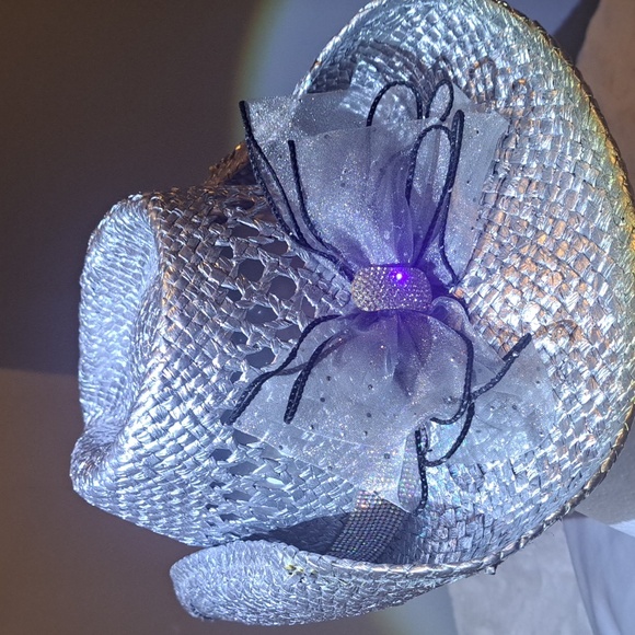 VIDEO/NOT ORDINARY  BUT, EXTRODINARY - Picture 6 of 11